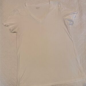NWOT Quince White V-Neck Short Sleeve Tee